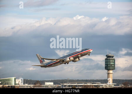 American Airlines Boeing 737-823 en vol après le décollage de l'aéroport international de Vancouver. Banque D'Images