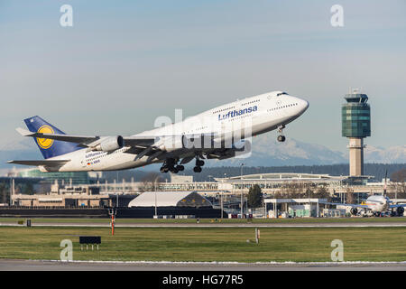 Boeing 747-400 de Lufthansa décollant de l'aéroport international de Vancouver. Banque D'Images