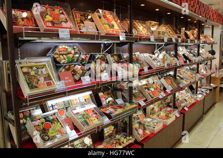 Une sélection de boîtes Bento à la gare de Shinjuku à Tokyo, Japon Banque D'Images