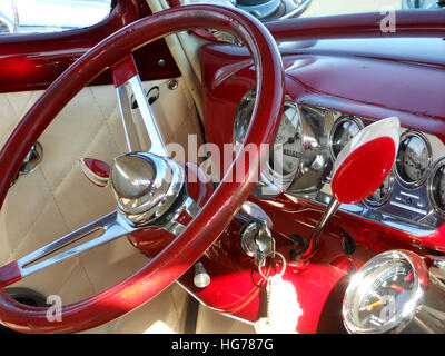 Volant et tableau de bord de voiture vintage historique. Scène d'intérieur automobile rétro. Thème de conduite. Vieux véhicule. Banque D'Images