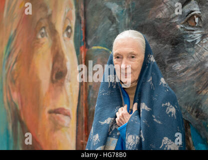 Protecteur de Dame Dr Jane Goodall, dévoile une peinture murale réalisée par l'artiste local Adam Lo de son soi-même et les animaux. "Murs de changement' street art à Hong K Banque D'Images