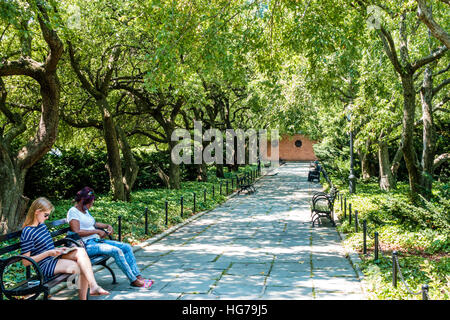 New York City, NY NYC Manhattan, Spanish Harlem, Central Park, urbain, chemin bordé d'arbres, banc, adultes noirs, femme femme, assis, NY160723046 Banque D'Images