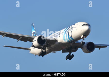 Boeing 777-300ER Egyptair SU-ODG à l'atterrissage à l'aéroport Heathrow de Londres, UK Banque D'Images