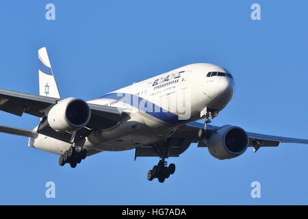 EL AL 777-200ER 4X-ECD à l'atterrissage à l'aéroport Heathrow de Londres, UK Banque D'Images