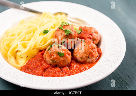 L'Italien Tagliatelles aux boulettes de dinde Harissa Banque D'Images