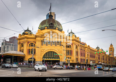 Melbourne, Australie - 27 décembre 2016 : la gare de Flinders Street est situé à l'angle de Flinders et de Swanston Street Banque D'Images