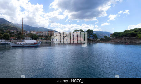 La magnifique baie d'Assos sur l'île de Céphalonie en Grèce Banque D'Images