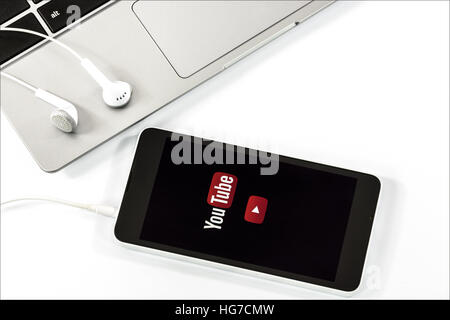 Krynica-Zdroj, Pologne - janvier 04, 2017 : YouTube est un plus célèbre médias sociaux qui fournit un service d'hébergement vidéo pour commentaires et le partage de l'utilisation Banque D'Images