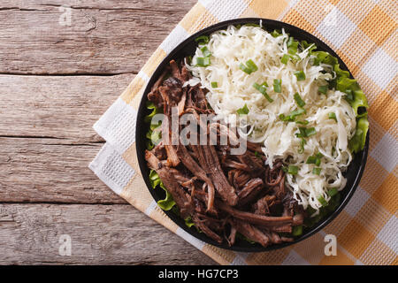 Salade de porc avec gros plan sur une assiette sur la table. Vue de dessus horizontale Banque D'Images