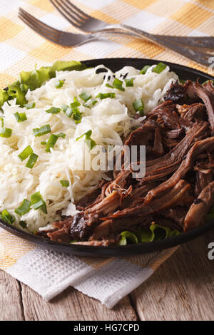 Salade de porc avec gros plan sur une plaque verticale sur la table. Banque D'Images