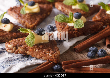 Délicieux toasts à la cannelle avec des bleuets et du beurre sur la table horizontale de macro. Banque D'Images