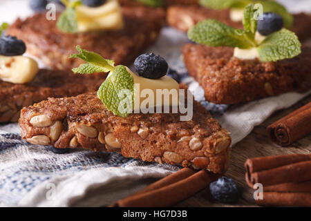 Toast à la cannelle avec des bleuets et du beurre sur la table horizontale de macro. Banque D'Images