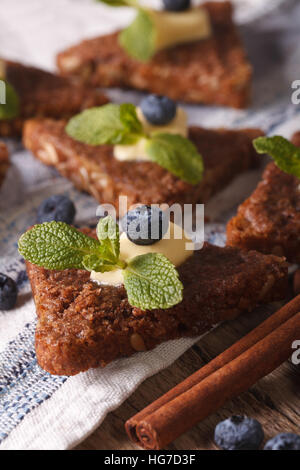 Toast à la cannelle avec des bleuets et du beurre sur la table verticale de macro. Banque D'Images