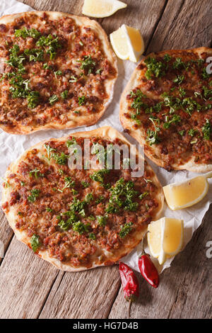 La nourriture turque : lahmacun closeup on une table en bois vertical. Banque D'Images