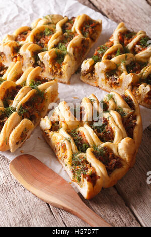 Tranches de tarte avec de la viande hachée et des légumes sur la table. La verticale Banque D'Images