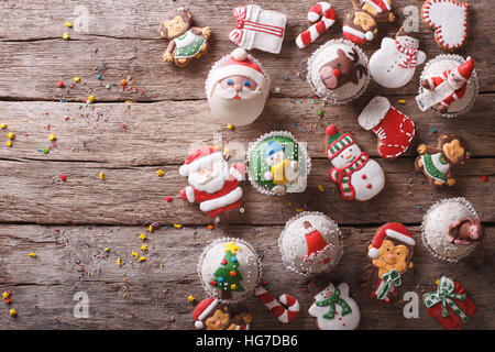 Arrière-plan de friandises de Noël sur une table de bois horizontal. Vue de dessus Banque D'Images