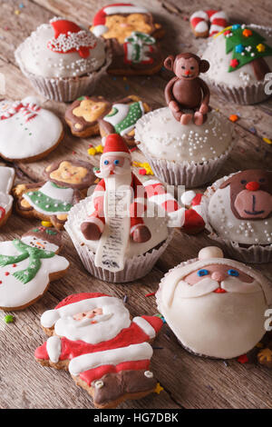 De délicieux petits gâteaux de Noël d'épices et de close up sur une table en bois. La verticale Banque D'Images