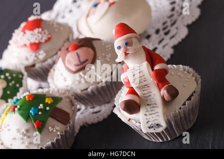 Délicieux cupcakes avec de belles décorations de Noël close-up. L'horizontale Banque D'Images