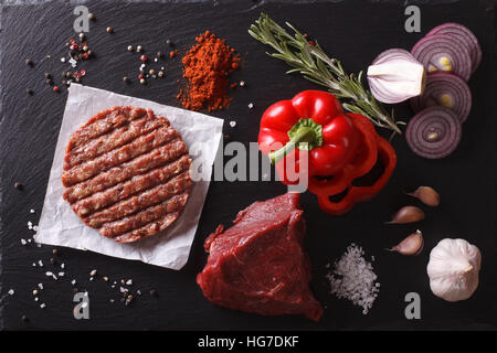 Burger de viande de boeuf haché cru escalopes steak avec des ingrédients sur le plateau. vue horizontale au-dessus du libre Banque D'Images