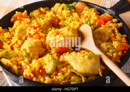 Arroz con pollo - Riz au poulet et légumes dans une poêle macro. L'horizontale Banque D'Images