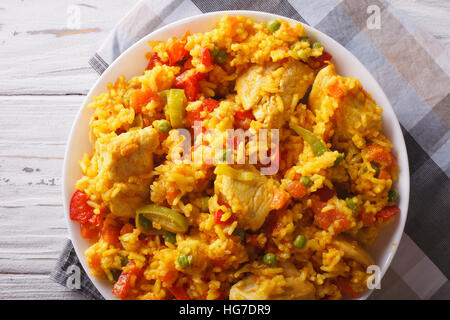 Arroz con pollo close up dans un bol sur la table horizontale Vue de dessus. Banque D'Images