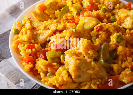 Arroz con pollo - Riz au poulet et légumes close up dans un plat. Banque D'Images