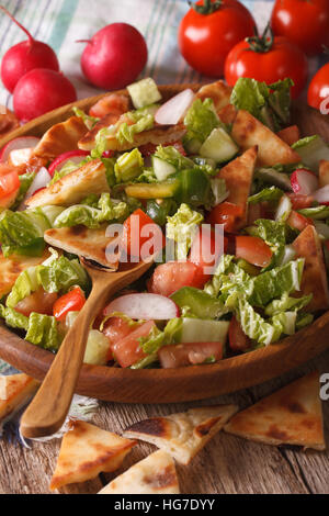 Fattoush salade fraîche gros plan sur une plaque verticale sur la table. Banque D'Images