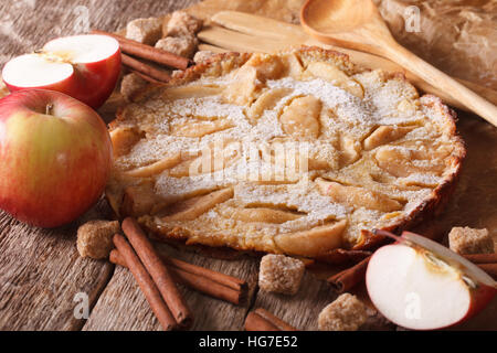 Délicieux Dutch pancake bébé avec apple et cannelle sur un papier sur la table horizontale. Banque D'Images