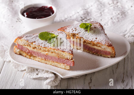 De délicieux sandwich Monte Cristo et de la confiture sur la table horizontale. Banque D'Images