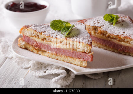 Sandwich de Monte Cristo close-up sur une plaque horizontale et de confiture. Banque D'Images