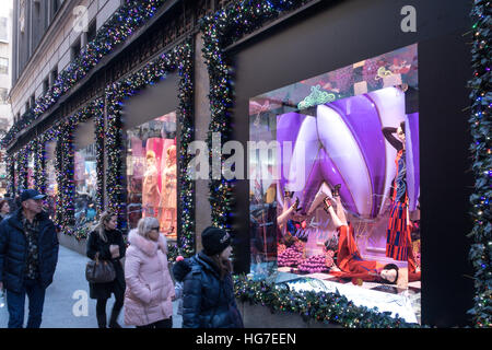 Saks Fifth Avenue Store durant la période des Fêtes, NYC, USA Banque D'Images