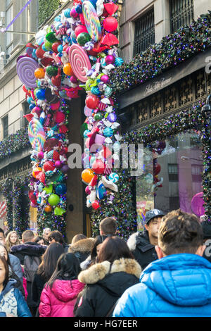 Saks Fifth Avenue Store durant la période des Fêtes, NYC, USA Banque D'Images