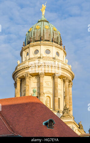 Vue sur Cathédrale française avec toit en tuiles rouges en premier plan à la place de Gendarmenmarkt à Berlin, Allemagne Banque D'Images