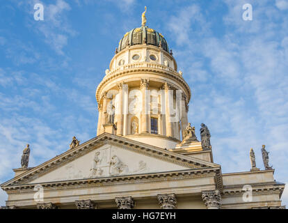 Vue sur Cathédrale allemande à la place Gendarmenmarkt sur une journée d'hiver crips avec des nuages, Berlin, Allemagne Banque D'Images