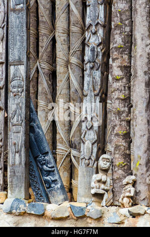 Détail de la sculpture d'animaux sur des piliers traditionnels au palais du Fon, Bafut Cameroun, Afrique Banque D'Images