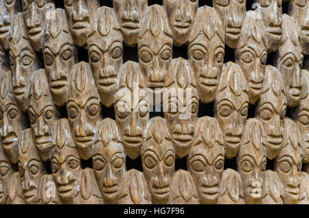 Modèle de nombreuses têtes sculptées sur bois chaise à Fon traditionnels dans le palais, Bafut Cameroun, Afrique Banque D'Images