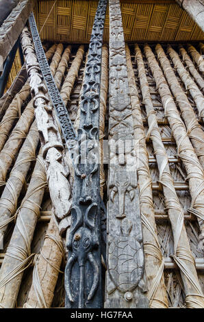 Détail des sculptures en bois d'animaux sur des piliers traditionnels au palais du Fon, Bafut Cameroun, Afrique Banque D'Images