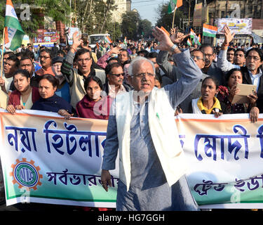 Kolkata, Inde. 05 Jan, 2017. Ministre de l'Alimentation, gouvernement du Bengale-Occidental et chef INTTUC Sovandeb Chattopadhyay conduire le rassemblement pour protester contre l'arrestation de Sudip Bandyopadhyay. Militant du Congrès Trinamool proteste contre l'arrestation récente de partie Chef Loksabha Sudip Bandyopadhyay par le Central Bureau of Investigation. © Saikat Paul/Pacific Press/Alamy Live News Banque D'Images