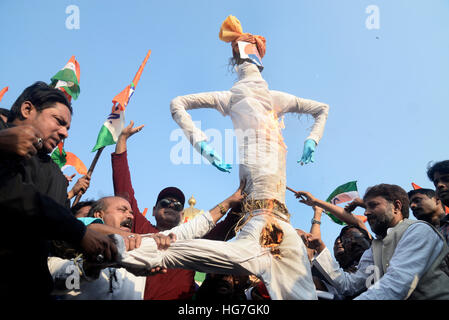 Kolkata, Inde. 05 Jan, 2017. Activiste T.M.C. brûler effigie du Premier Ministre Narendra Modi pour protester contre l'arrestation d'Loksabha Chef Sudip Bandyopadhyay de Kolkata. Militant du Congrès Trinamool proteste contre l'arrestation récente de partie Chef Loksabha Sudip Bandyopadhyay par le Central Bureau of Investigation. © Saikat Paul/Pacific Press/Alamy Live News Banque D'Images