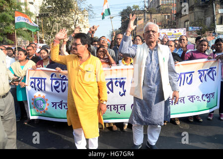 Kolkata, Inde. 05 Jan, 2017. Ministre de l'Alimentation, gouvernement du Bengale-Occidental et chef INTTUC Sovandeb Chattopadhyay conduire le rassemblement pour protester contre l'arrestation de Sudip Bandyopadhyay. Militant du Congrès Trinamool proteste contre l'arrestation récente de partie Chef Loksabha Sudip Bandyopadhyay par le Central Bureau of Investigation. © Saikat Paul/Pacific Press/Alamy Live News Banque D'Images