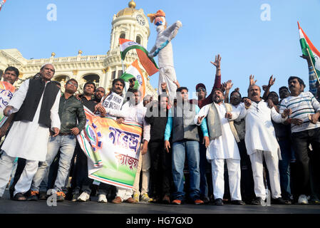 Kolkata, Inde. 05 Jan, 2017. Activiste T.M.C. brûler effigie du Premier Ministre Narendra Modi pour protester contre l'arrestation d'Loksabha Chef Sudip Bandyopadhyay de Kolkata. Militant du Congrès Trinamool proteste contre l'arrestation récente de partie Chef Loksabha Sudip Bandyopadhyay par le Central Bureau of Investigation. © Saikat Paul/Pacific Press/Alamy Live News Banque D'Images