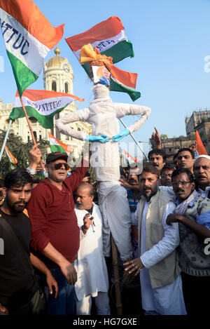 Kolkata, Inde. 05 Jan, 2017. Activiste T.M.C. brûler effigie du Premier Ministre Narendra Modi pour protester contre l'arrestation d'Loksabha Chef Sudip Bandyopadhyay de Kolkata. Militant du Congrès Trinamool proteste contre l'arrestation récente de partie Chef Loksabha Sudip Bandyopadhyay par le Central Bureau of Investigation. © Saikat Paul/Pacific Press/Alamy Live News Banque D'Images