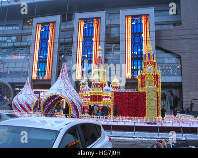 L'illumination festive devant le centre commercial. Moscou. Banque D'Images