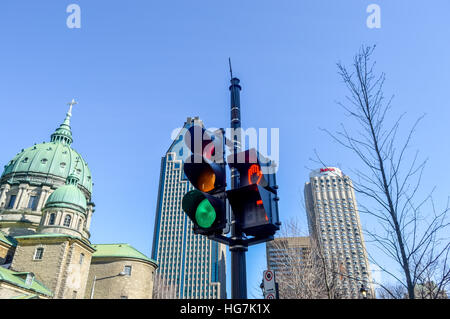 Montréal, Canada - le 27 mars 2016 couleur : vert sur le feu de circulation au centre-ville de Montréal. Banque D'Images