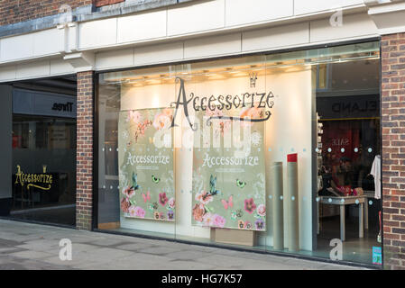 Une vitrine d'accessoiriser, parures et garnir d'un accessoire de mode femmes détaillant du Royaume-Uni. Banque D'Images