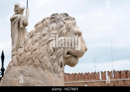 Sculpture de lion sur l'entrée du fort de Venise, Italie Banque D'Images