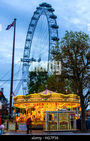Carousel sur la rive sud de Londres avec le London Eye derrière Banque D'Images