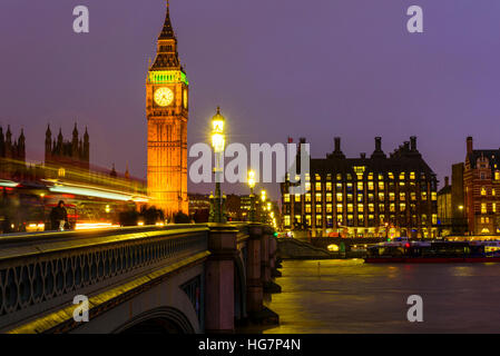 Soir Westminster Bridge London à l'égard du Parlement et de Portcullis House Banque D'Images