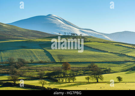 Neige sur Skiddaw de près de au-dessus de l'eau dans le nord de la lande du Lake District Banque D'Images