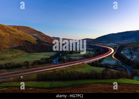 Les sentiers de la lumière de la circulation sur l'autoroute M6 dans la Gorge de Lune Cumbria Banque D'Images